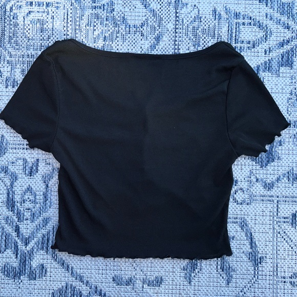 Black Ribbed Cropped Tee - Picture 2 of 2